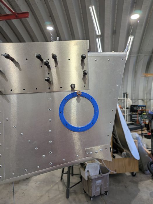 Gabarito para cortar painéis de acesso em aeronaves