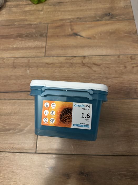 sprzedam zestaw dwóch pojemników i dwóch pokrywek plastikowych