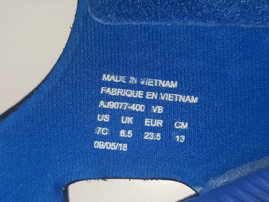 2 pares de calcado n23,5 e 23/24(Nike, havaianas)