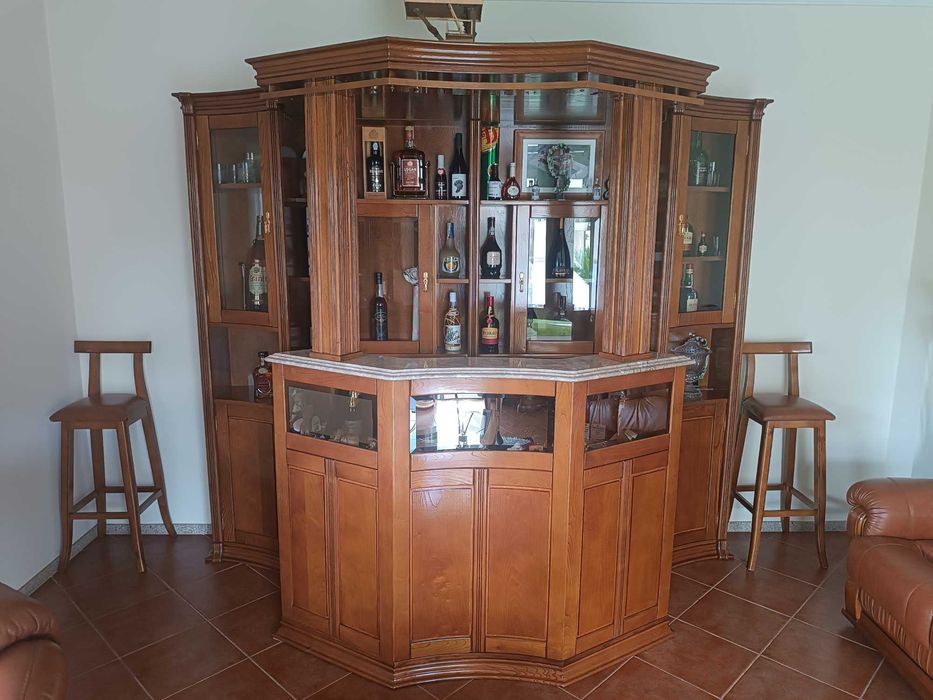 Sala com sofás, bar e móveis