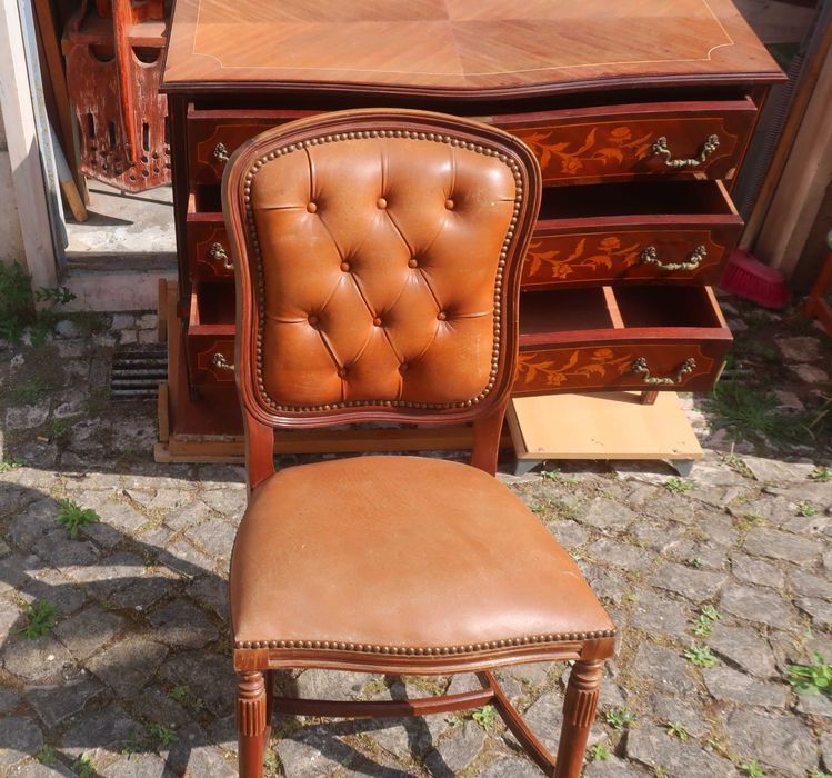 Cómoda antiga em estilo D. Maria
