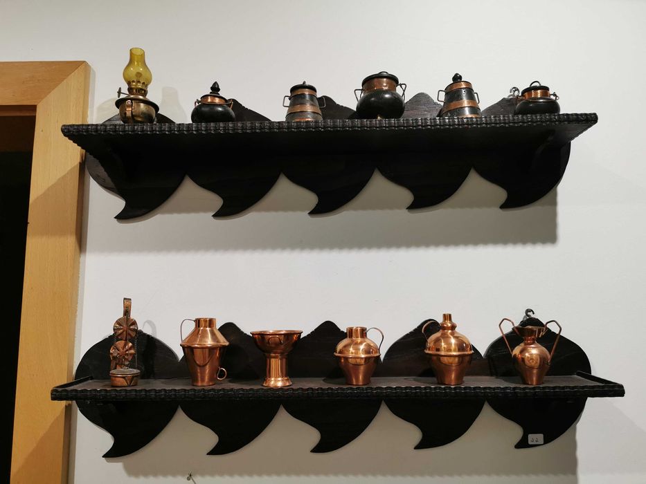 Escaparates em madeira de castanho séc. XX