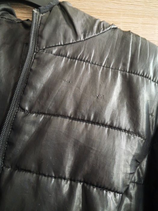 Czarna kurtka pikowana Sinsay z kapturem