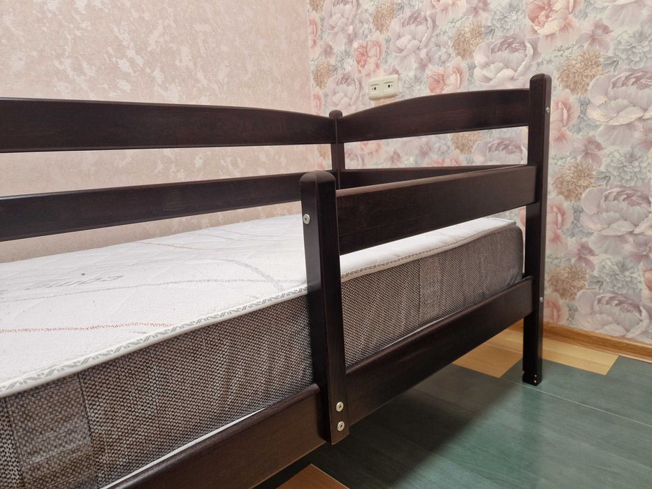 Кровать с матрасом и стульчик