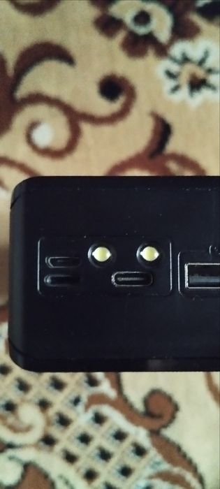 Повер банк на 45000м. присутствует быстрая зарядка,и фонарик