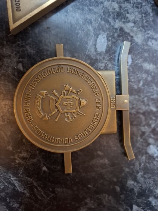 Várias medalhas de bombeiros