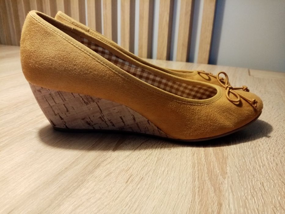 Zamszowe buty na koturnie