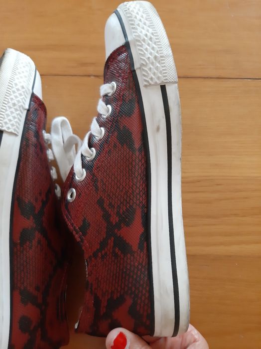 Ténis em pele com efeito cobra