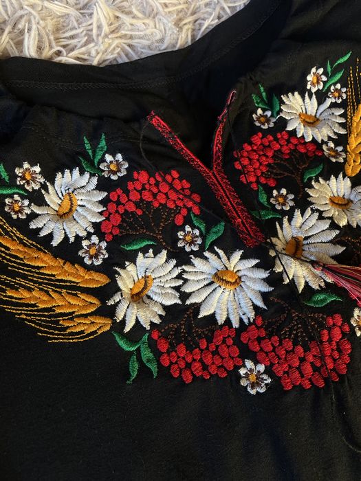 Продам футболку з вишивкою на дівчинку