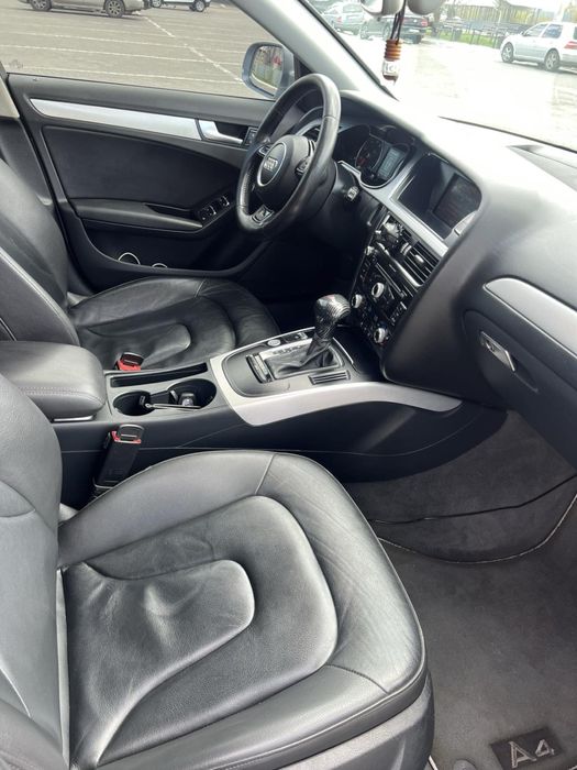 Продам Audi A4 b8 2015