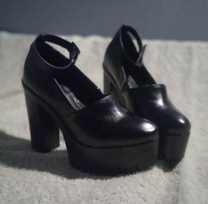 Жіночі лофери на підборах