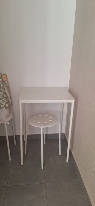 Mesa ikea simples quadrada pequena