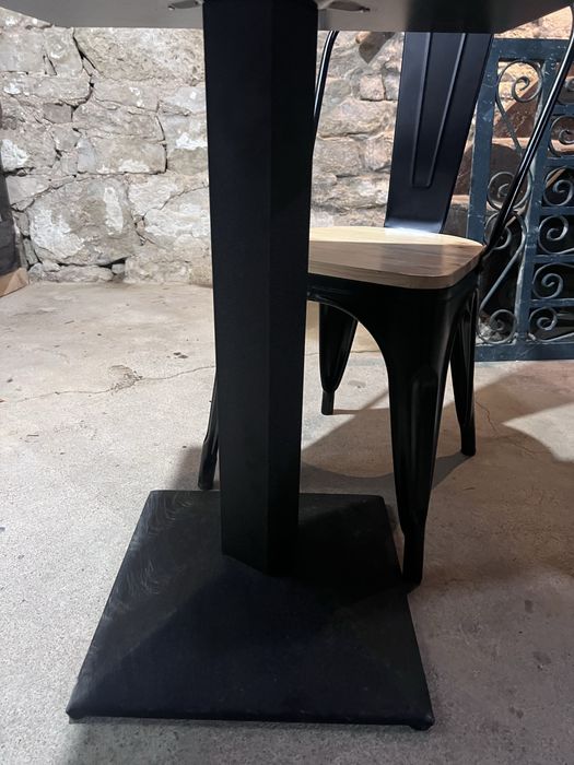 Mesa bistro e cadeira industrial