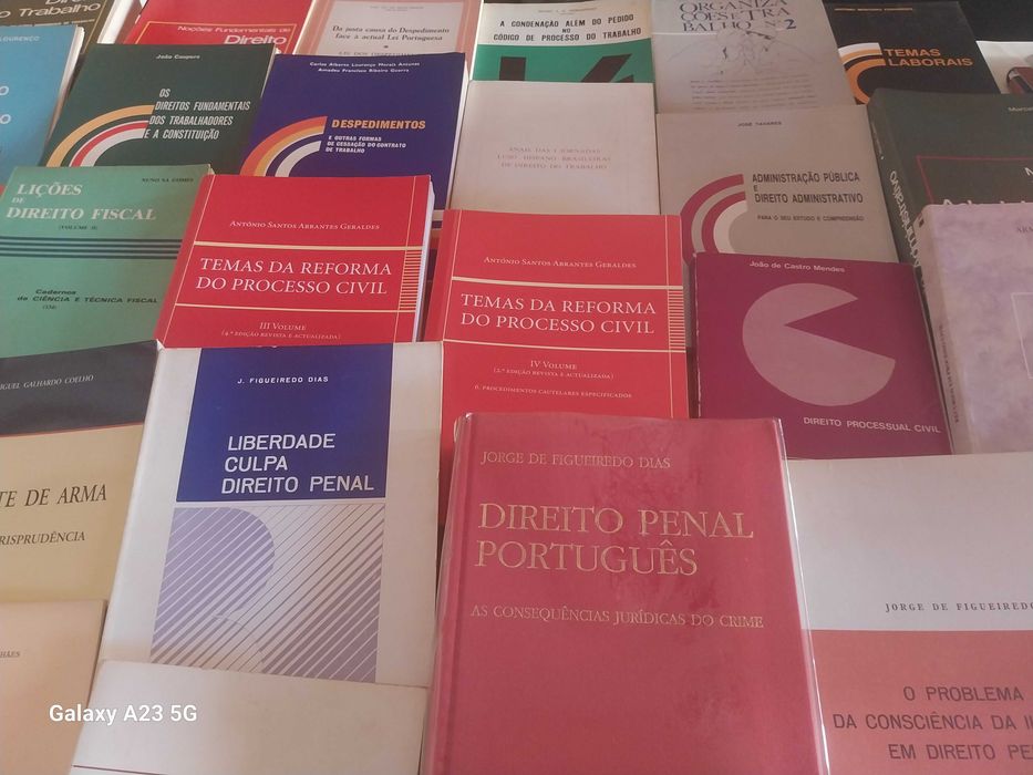 Livros de Direito, como NOVOS, a MUITO BOM PREÇO. Desde