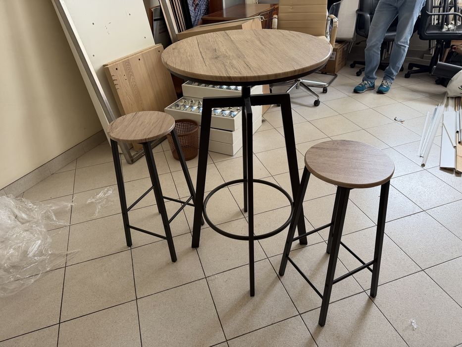 Mesa com dois Bancos