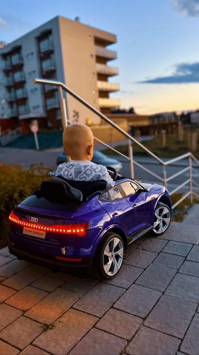 Audi E-tron Sportback 4x4  niebieski auto na akumulator dla dzieci