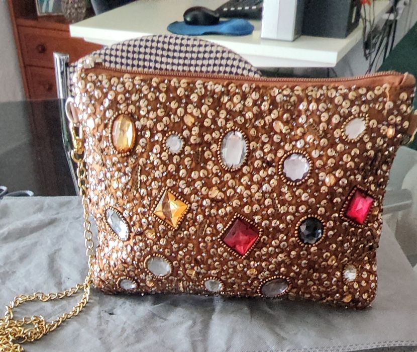 Bolsa de mulher com pedras