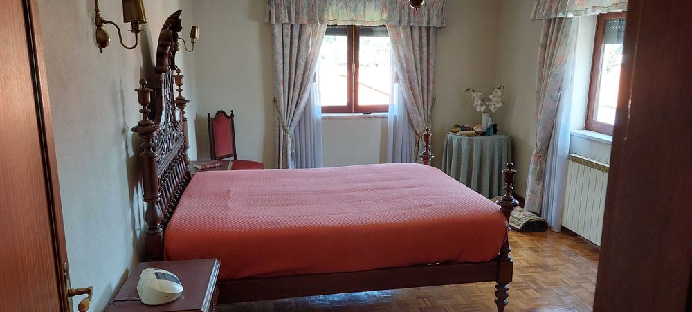 VENDO Conjunto: Cama+Mesas de cabeceira+Cómoda+Espelho+Cadeira+Estrado