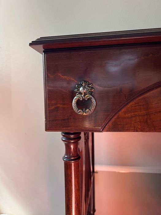 Mesa de apoio em madeira e vidro