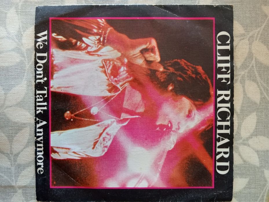 Vinil de singles de Cliff Richard  We don't talk anymore & Count me on