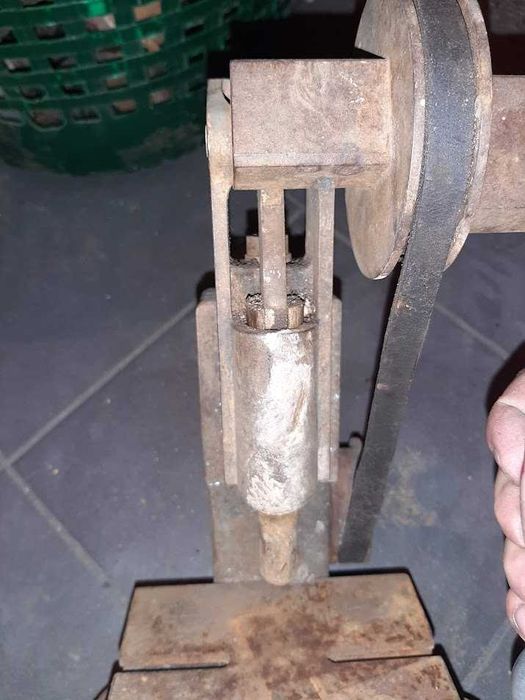 Stare urządzenie prasa, nitownica, czopiarka?