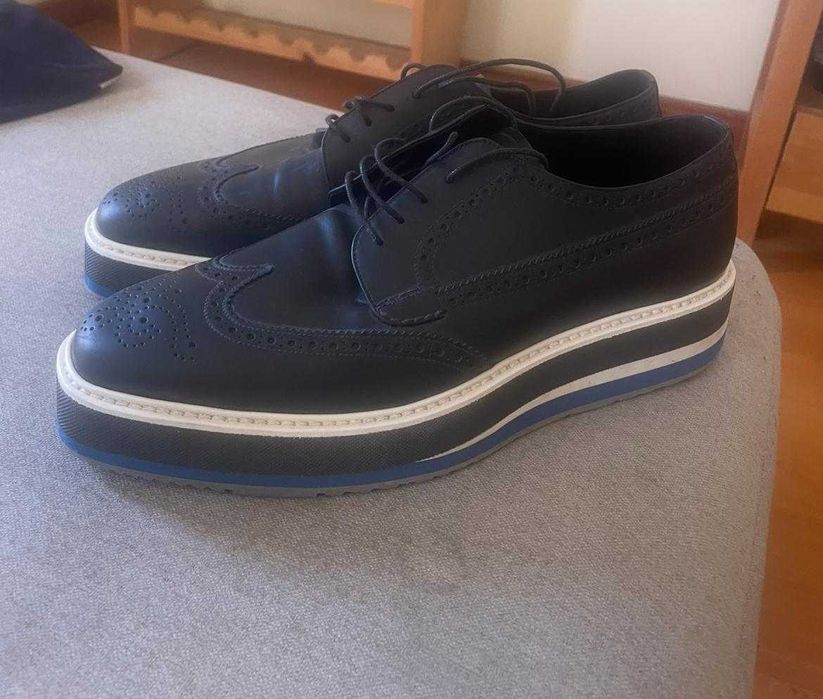 Sapatos masculinos Prada com cadarços