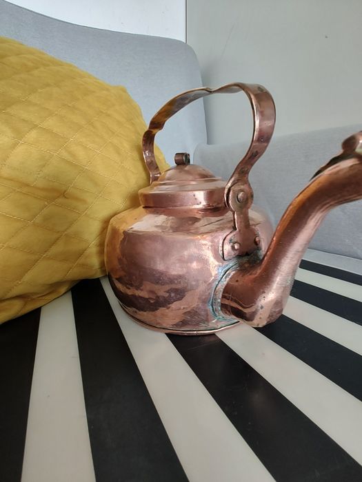 Stary miedziany czajnik starocie