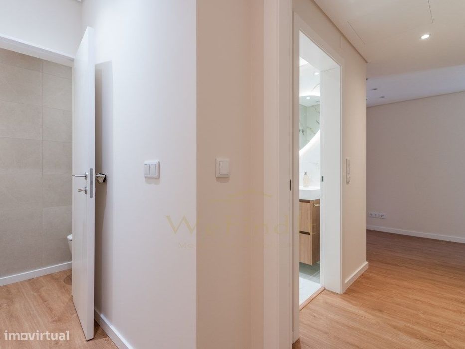 Apartamento T1 remodelado num condomínio com garagem, piscina e jar...