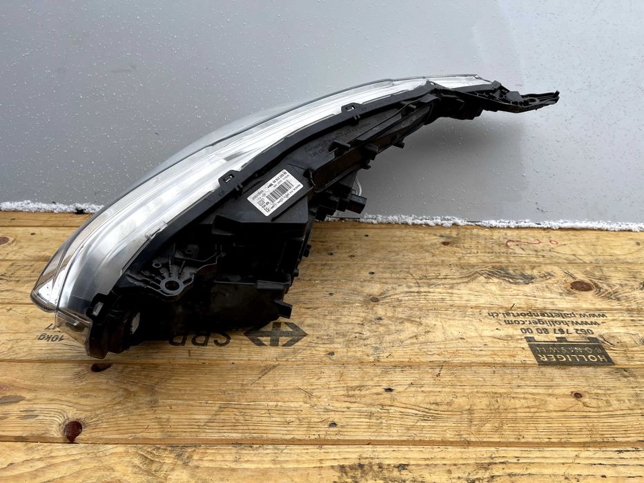 Lampa przód prawy Peugeot 208  soczewka
