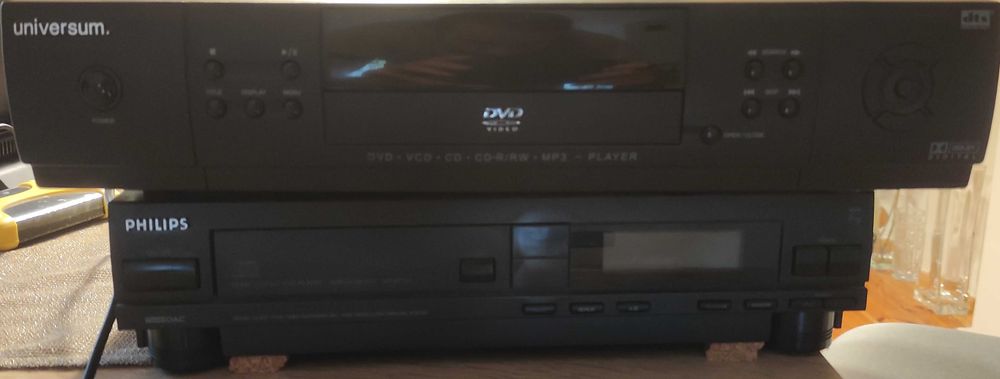 Odtwarzacz DVD universum.