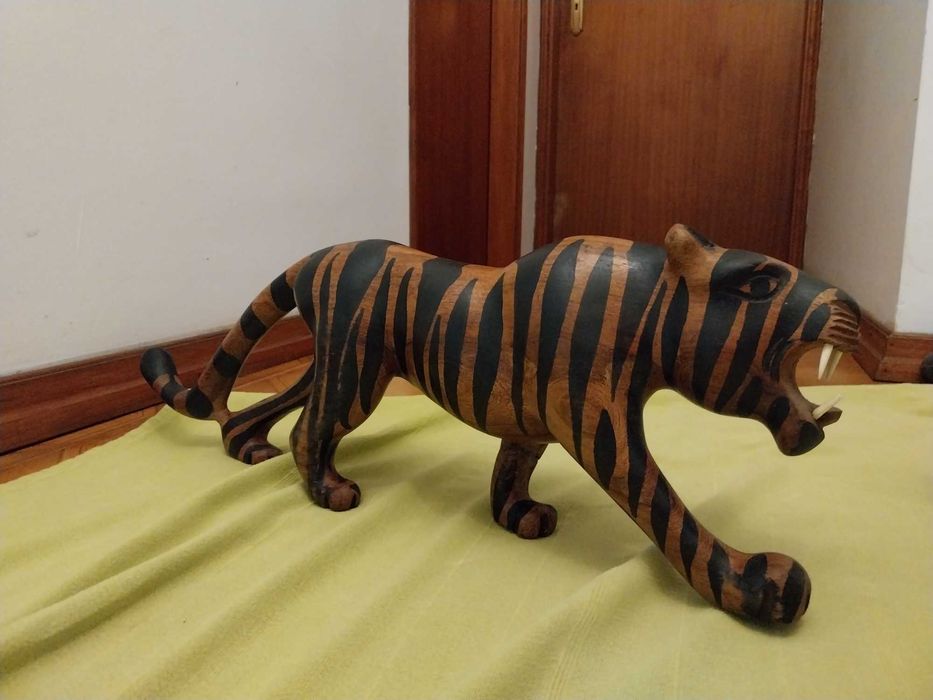 Estatuetas em madeira