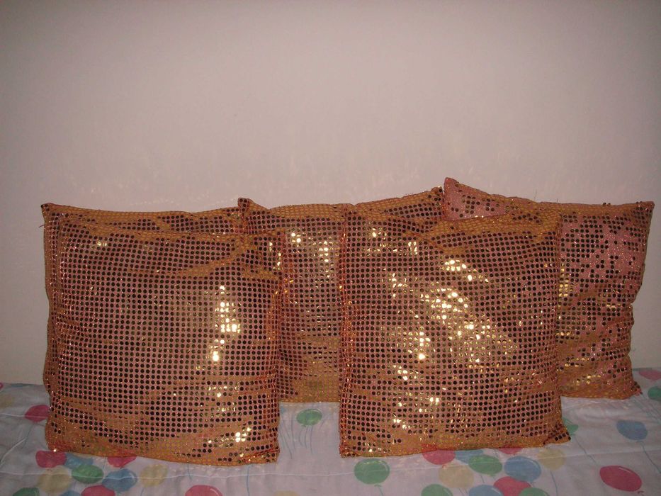 Almofada Dourada ( Cinco - Venda opcional à Unidade )