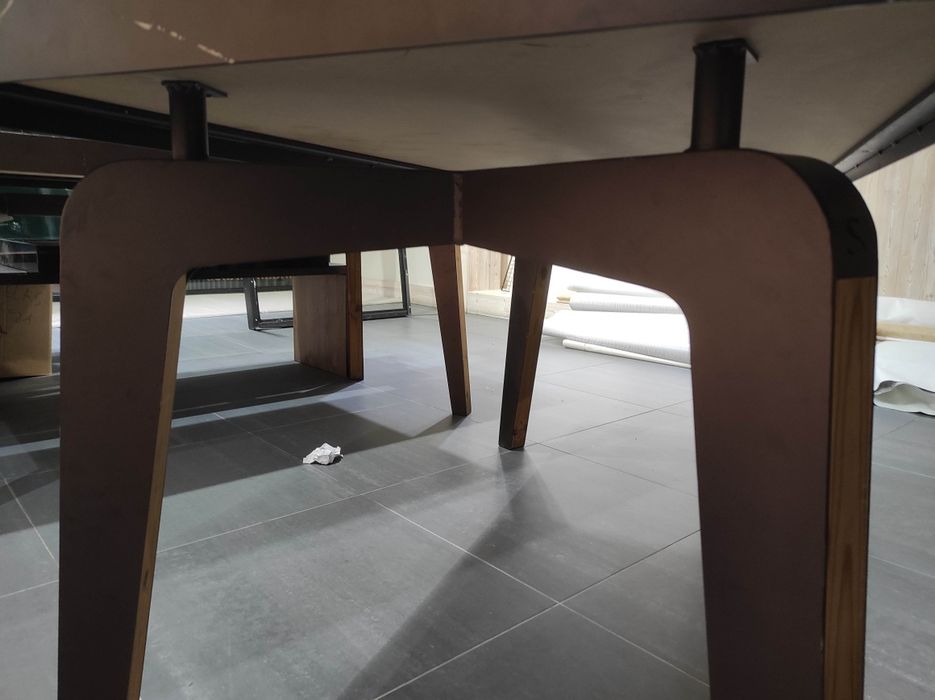 Mesa em madeira e metal usada