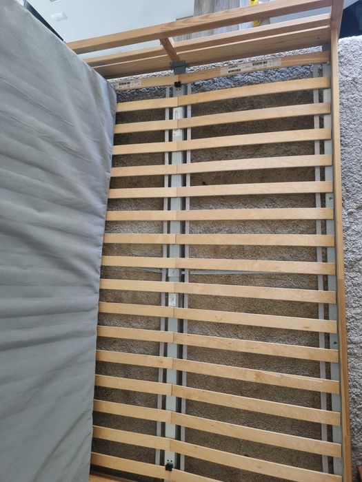 Cama e colchão casal.