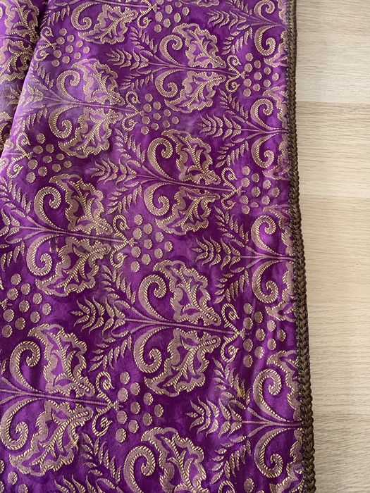 Naperon em brocado rouxo