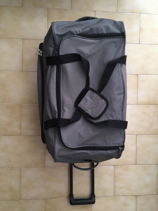 Mala de Viagem Cinzenta com Rodas