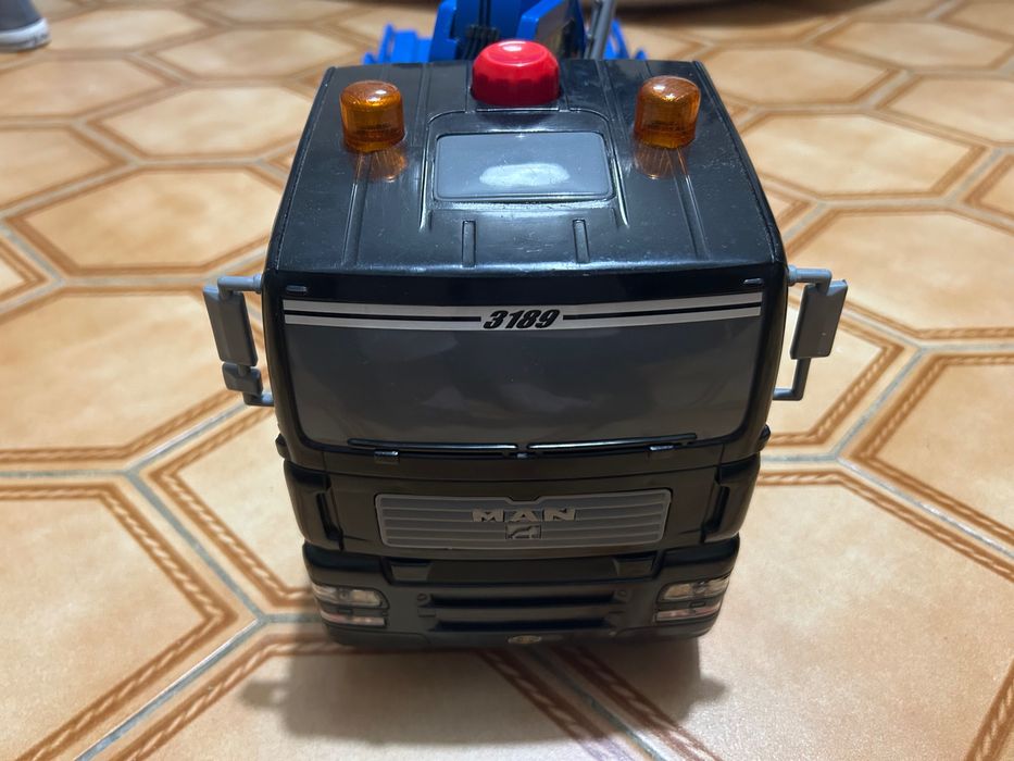 Camião de 50cm com grua MAN
