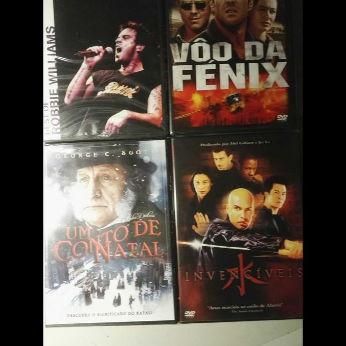 DVDs de filmes, alguns ainda selados.