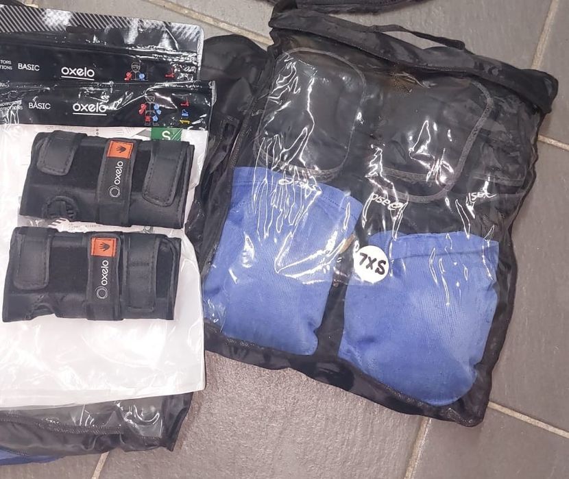 Joelheiras pretas e azuis Oxelo e Asics