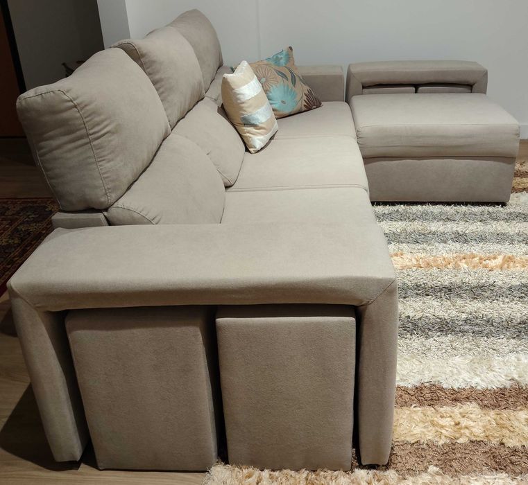 Sofá chaise long reversível e quatro puffs.