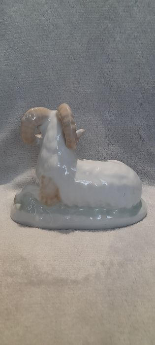 Фарфоровая статуэтка Баран. Городница