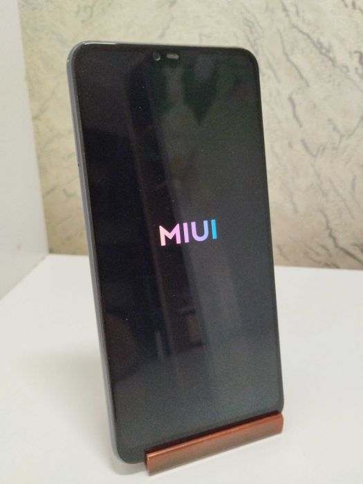 Мобильный телефон смартфон Xiaomi Mi 8 Lite, 4/64,+бампер. достойное состояние