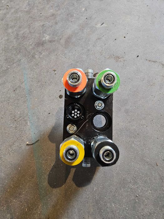 Szybkozłącze multizłącze hydrauliczne 4 kanałowe ładowacza John Deere