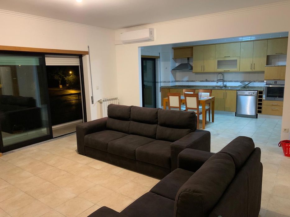 Aluga-se apartamento T3 com garagem