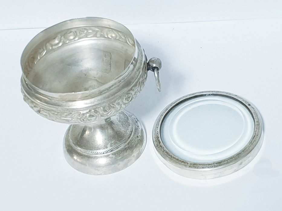 Antiga caixa de pé alto para relógio de bolso em casquinha