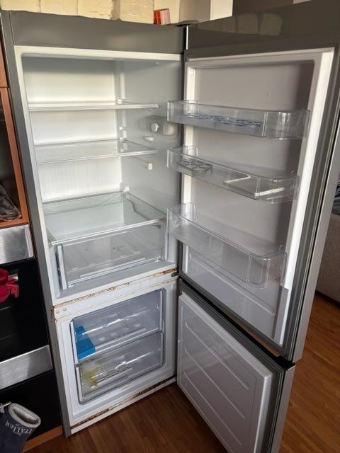 Lodówka INDESIT  uszkodzona