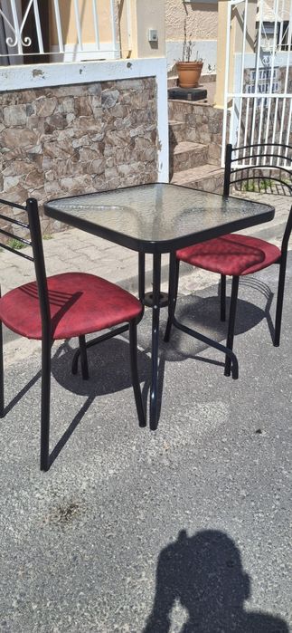 Mesa de Vidro + 2 Cadeiras Estofadas (Vermelho) – Como Novo