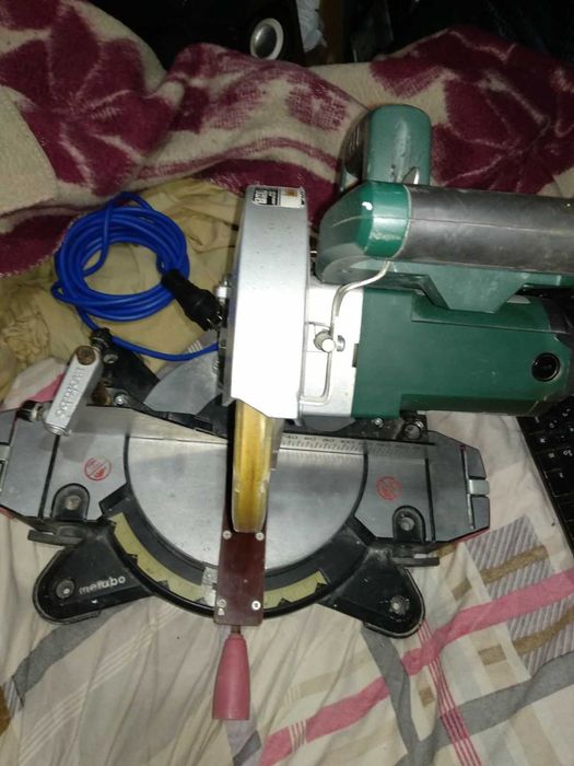 Продам торцювальну пилу Metabo KS216