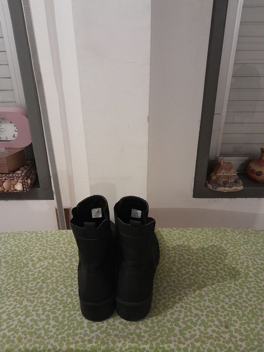 Vendo Botas de Senhora ESMARA muito bonitas como novas