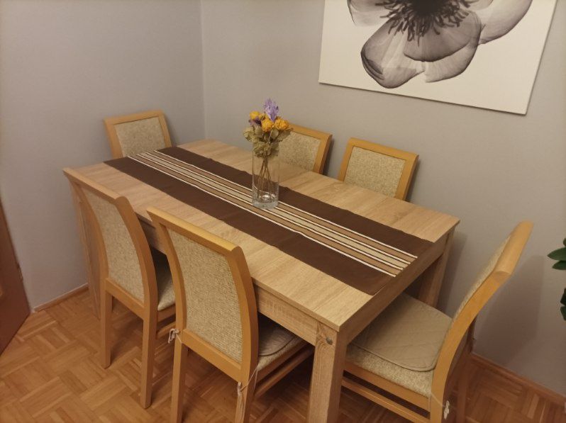 Stół drewniany z krzesłami
